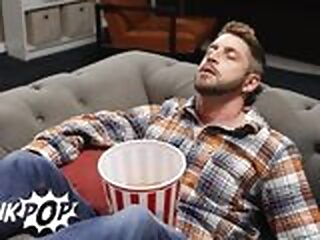 Stepbrothers Ryan Bailey & Troye Dean Give Each Other A Handjob Under The Sheet In Front Of Their Stepdad - TWINKPOP ryan gay stepbrothers